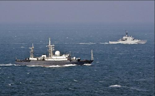 Британский патрульный корабль сопровождает российскую флотилию, возвращающуюся из Сирии через Ла-Манш