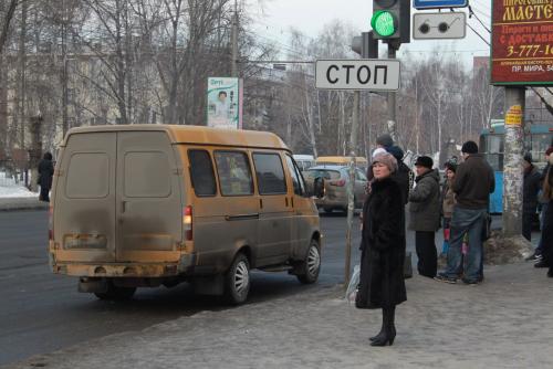 «Гаишники берут наличными»: В Омске водители  маршруток согласны нарушать ПДД  при оплате «мимо кассы»