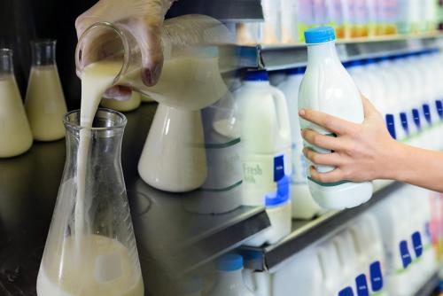 «Сплошная химия и пальма»: Эксперт рассказал о вреде молока из супермаркетов