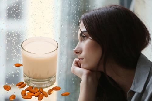 Миндальное молоко от невзгод: Диетологи назвали вкусное и полезное лекарство от плохого настроения