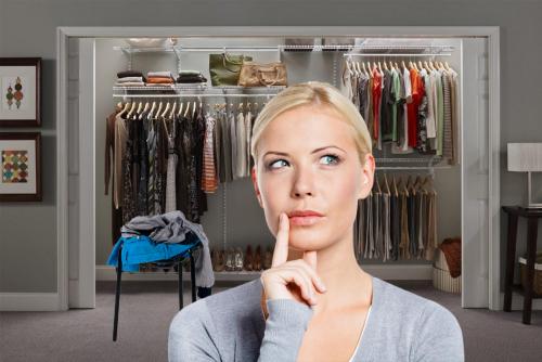 Вещи на стуле – проблемы захлестнули: Почему одежда должна быть в шкафу