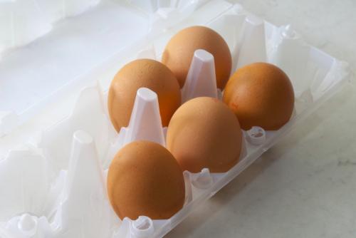Почему нельзя покупать дешевые яйца, рассказал эксперт