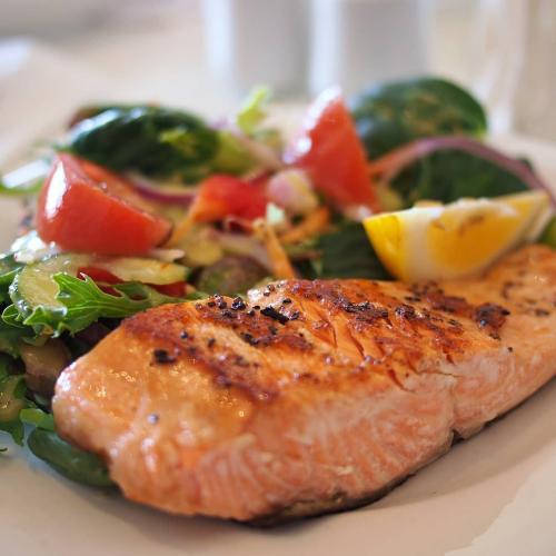 Легкий лосось и сочные тушенные овощи: калорий  меньше, чем витаминов